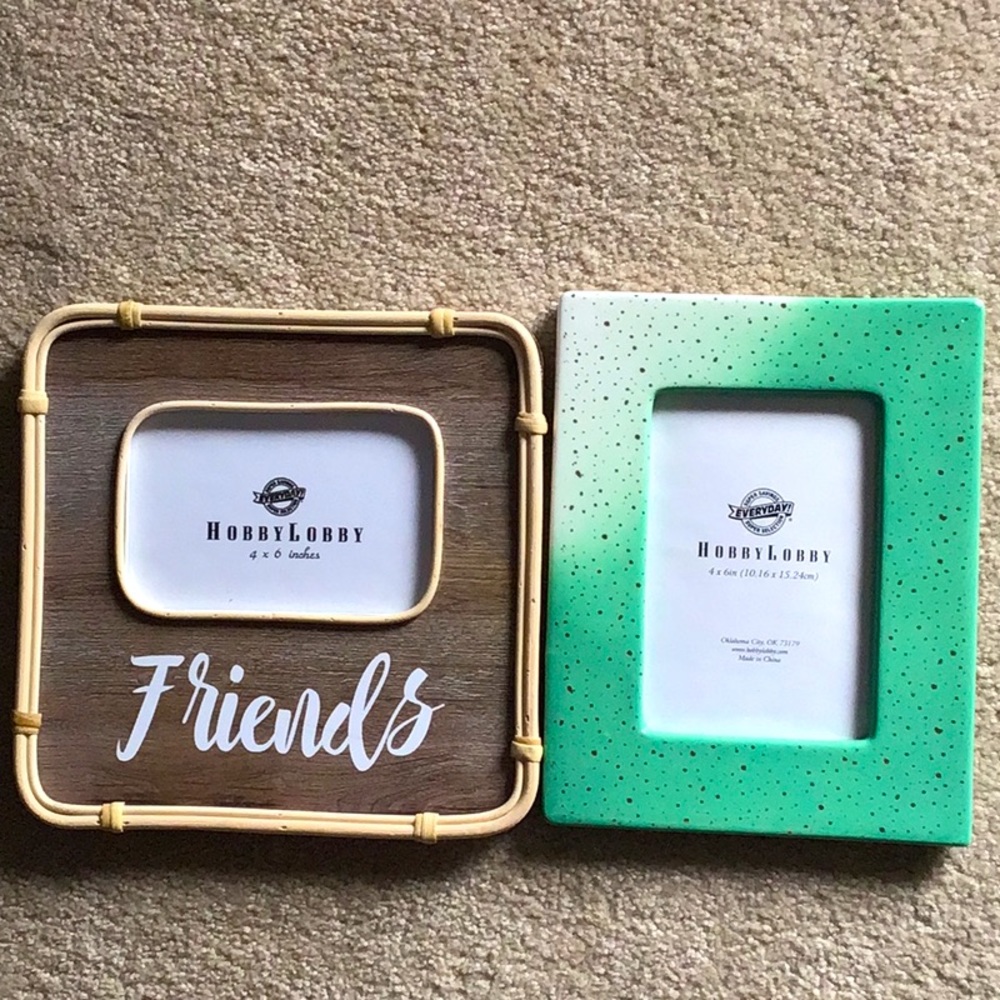 2 picture frames size 4x6 photos